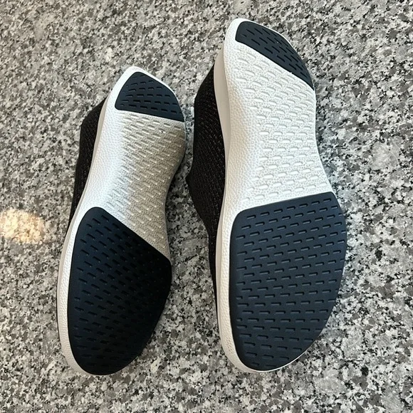Allbirds Sneakers - Black Slip-On - Women’s Size 8.5 - Picture 7 of 8